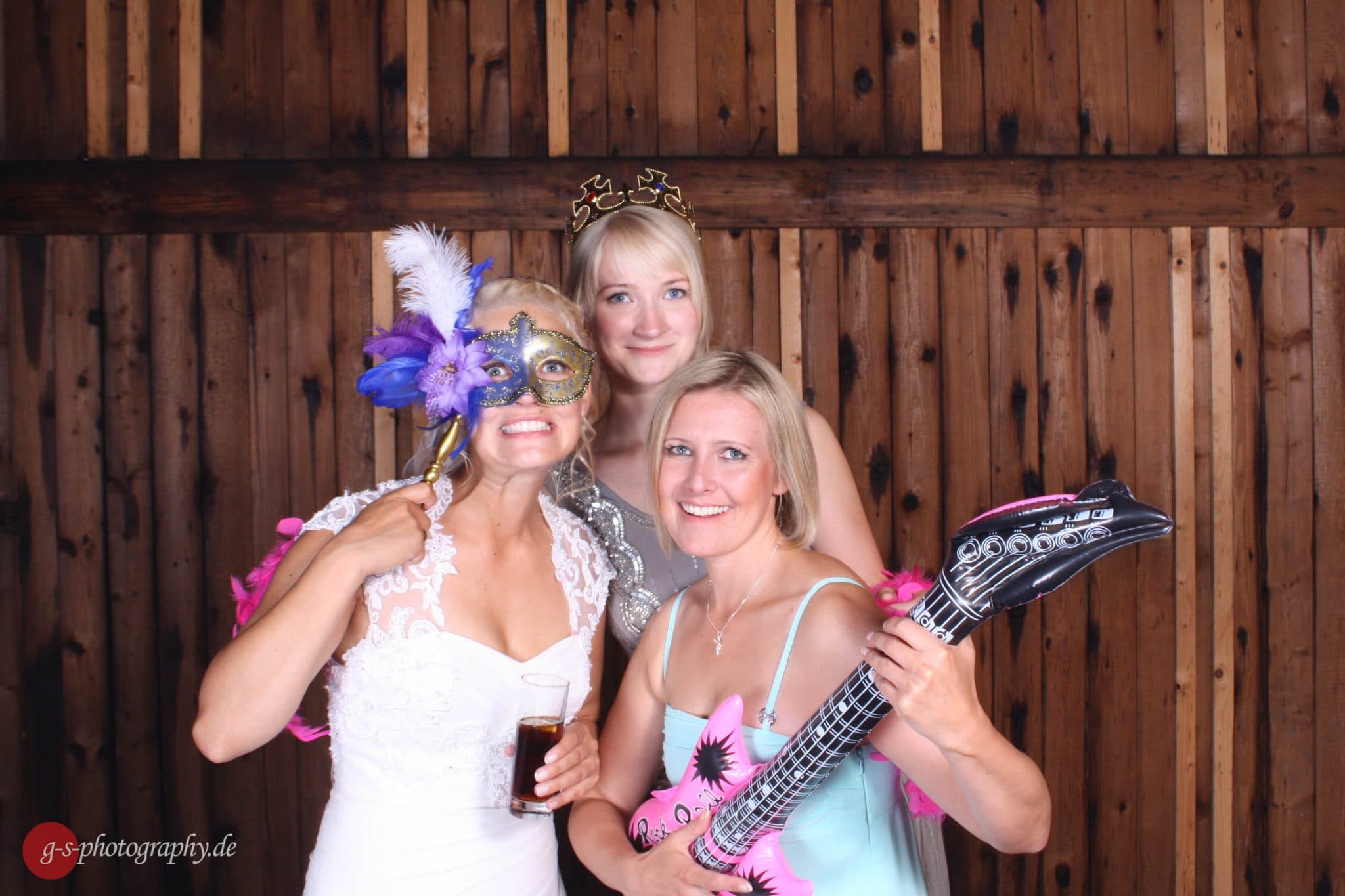 Paar mit Fotobox-Requisiten